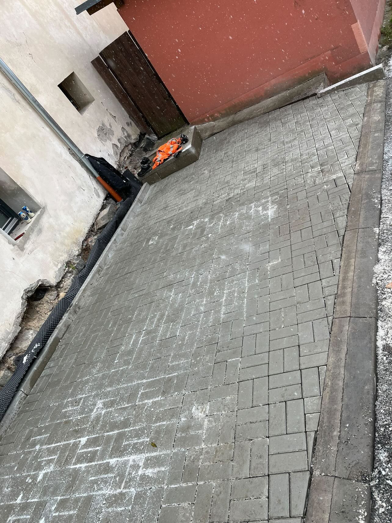 Nová dlažba u vchodu do objektu