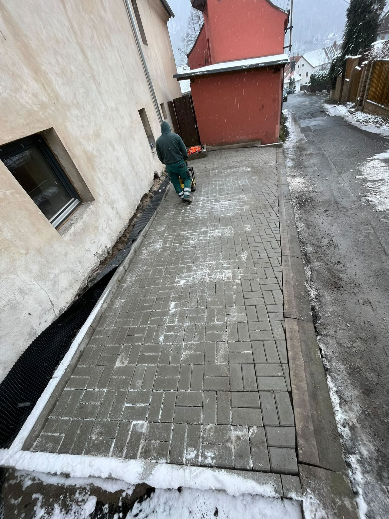 Nová dlážděná cesta podél domu
