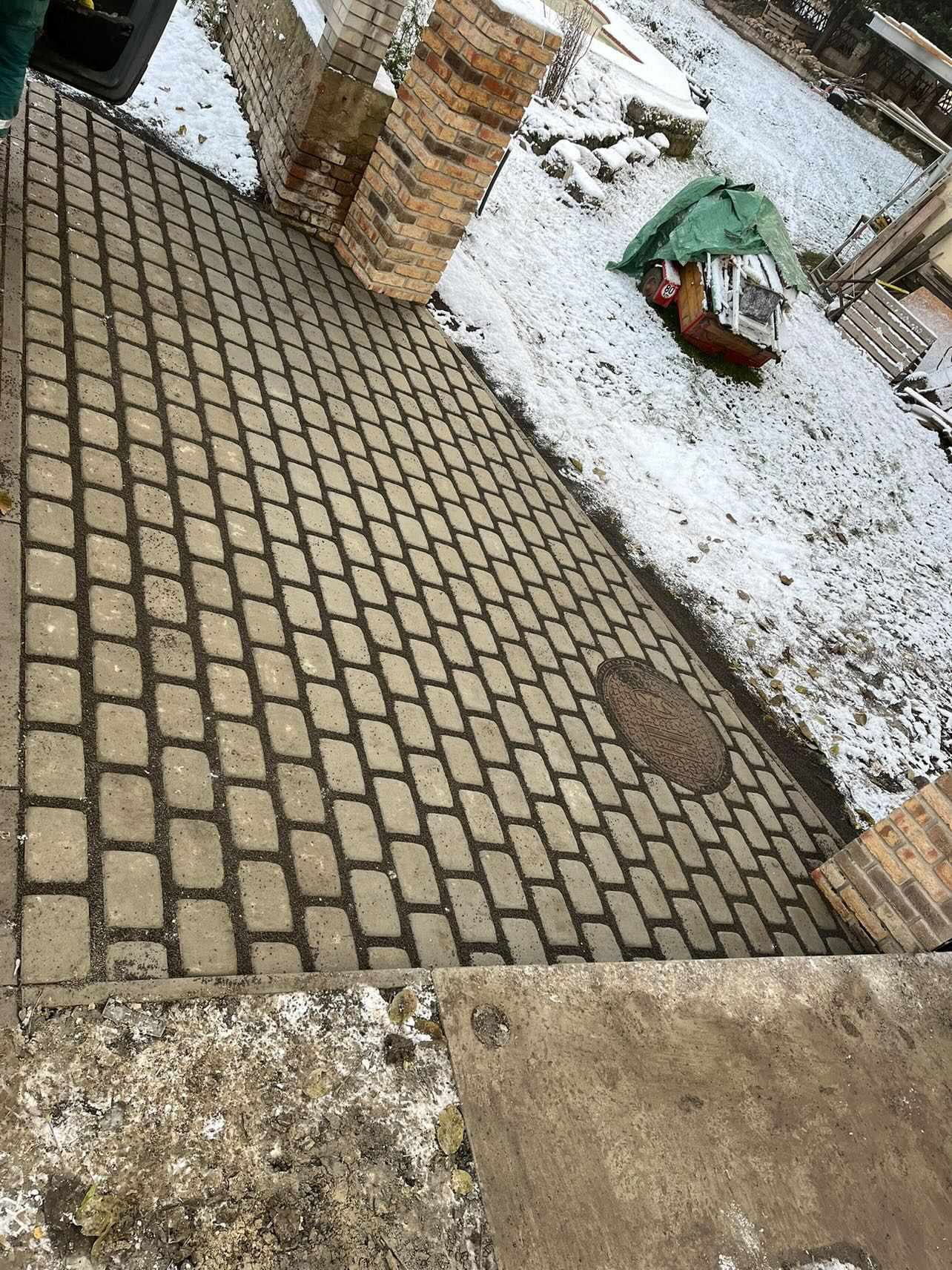 Pokládka žulové kostky – příjezdová cesta